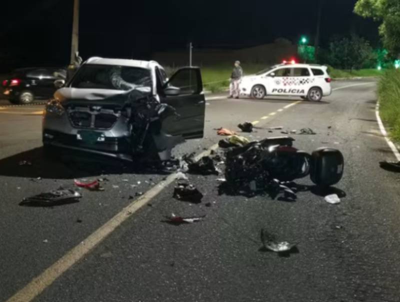 Motociclista de 46 anos morre após perder o controle da direção e bater em carro em Lins