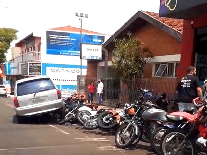 Carro derruba mais de 10 motos estacionadas em Assis