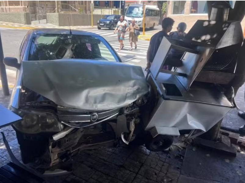 Carro sobe na calçada e atinge área de bar após acidente em cruzamento de Bauru