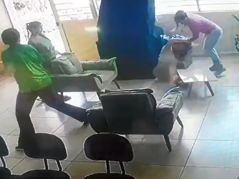 Mãe de ex-aluna agride professora com tapas e puxões de cabelo dentro de escola em Borborema