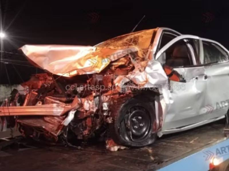Acidente entre três carros  interdita trecho de rodovia por três horas em Jaú