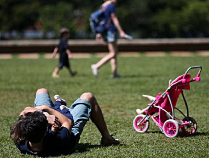 Pais estão menos presentes na criação de filhos, aponta estudo