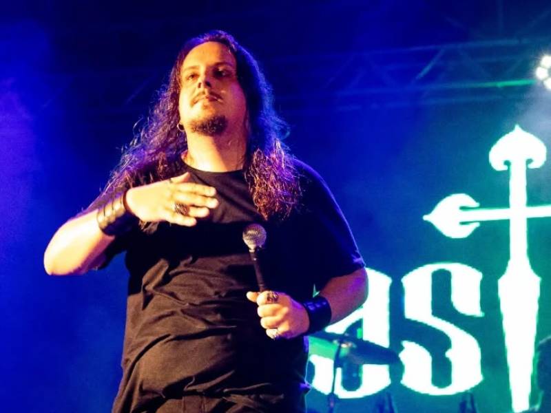 Thiago Colavite anuncia saída da banda Castellica