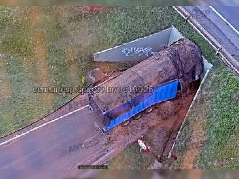Carreta fica entalada em viaduto de acesso à Raposo Tavares em Assis