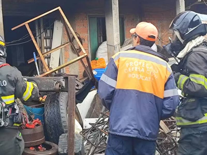Incêndio atinge casa com recicláveis em Botucatu