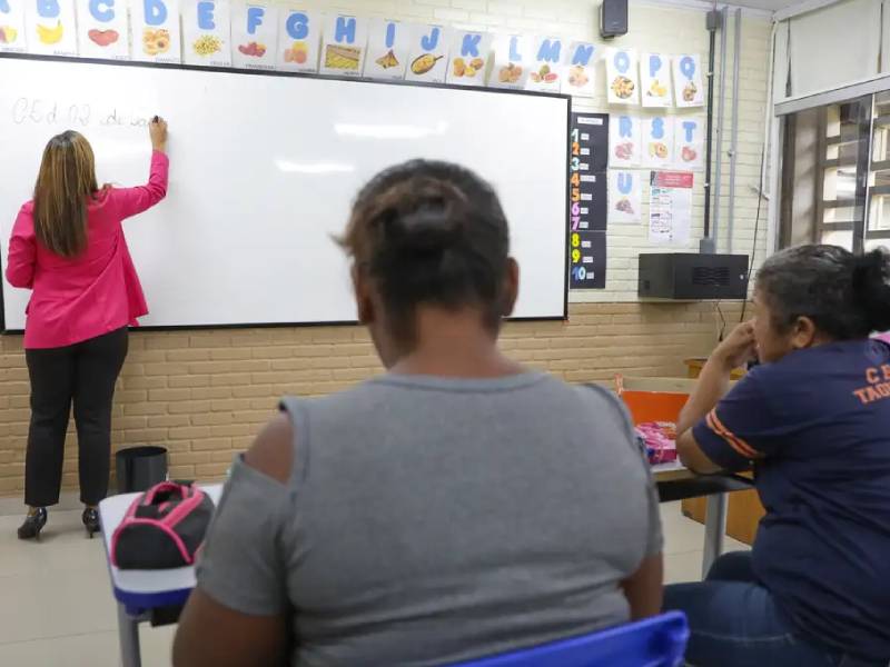 Alfabetização de adultos pode aumentar renda em até 16%, aponta estudo