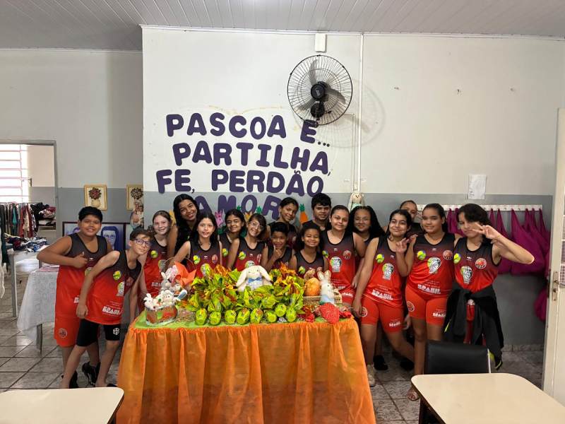 Crianças que integram projetos da Associação de Basquete Paraguaçu recebem Ovos de Páscoa
