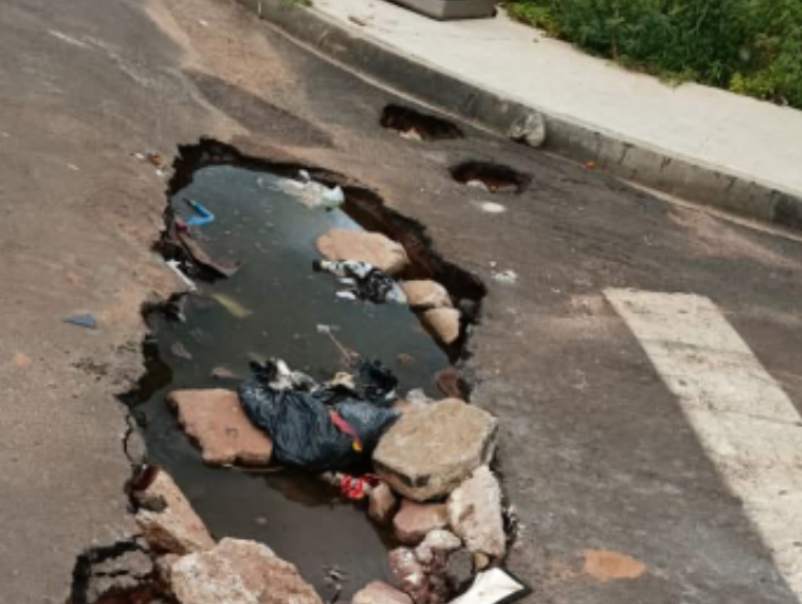 Buraco em rua de Paraguaçu Paulista causa transtornos a moradores e prejuízo a condutores
