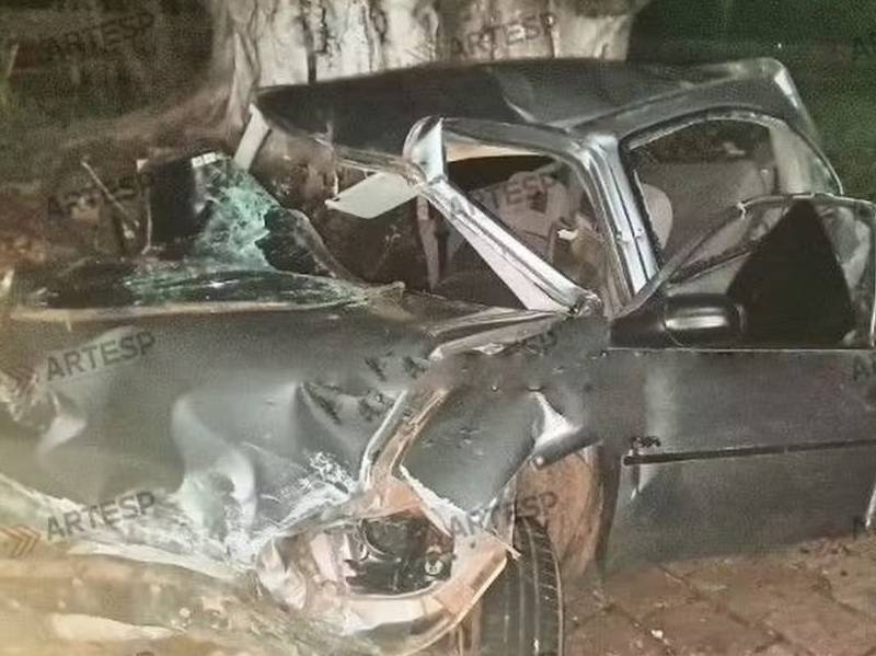 Jovem morre após bater carro em defensa metálica e ser esmagado por carreta