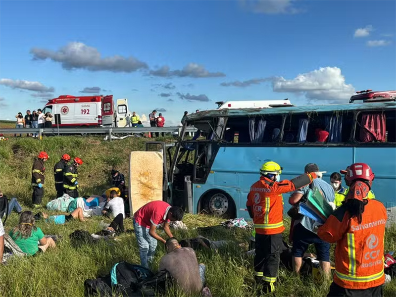 Ônibus com passageiros capota e deixa feridos em Santa Cruz do Rio Pardo