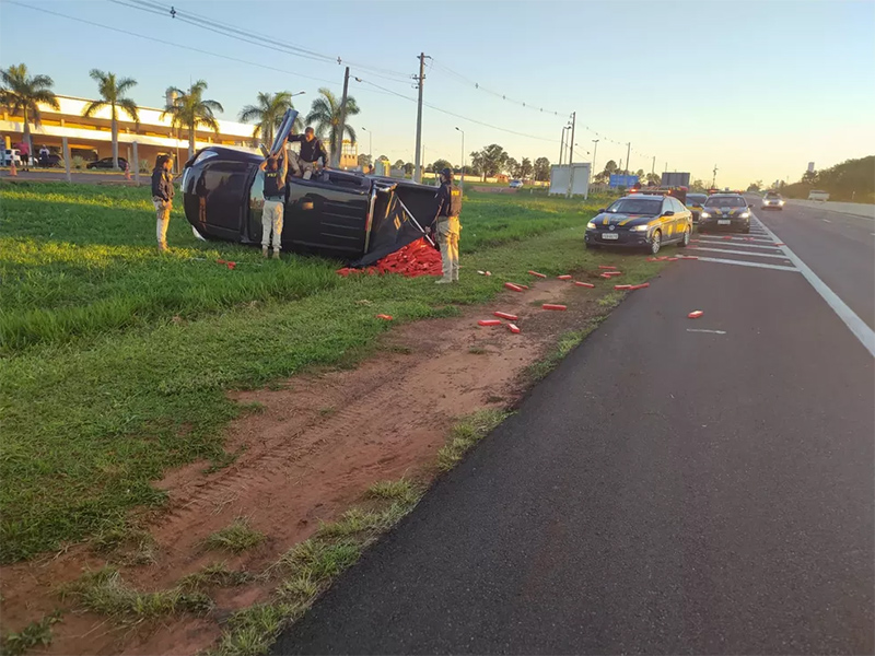 Motorista tenta fugir, bate caminhonete e é preso com quase 1 tonelada de maconha em Marília