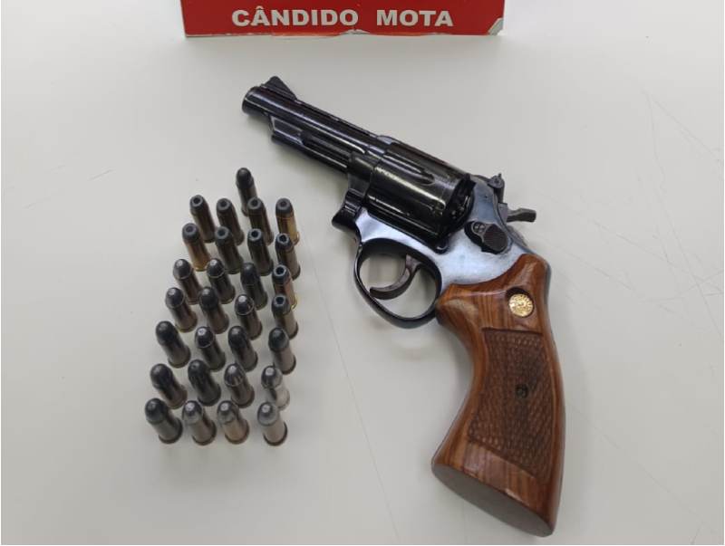 Polícia Civil de Cândido Mota prende investigado por posse ilegal de arma de fogo de uso restrito