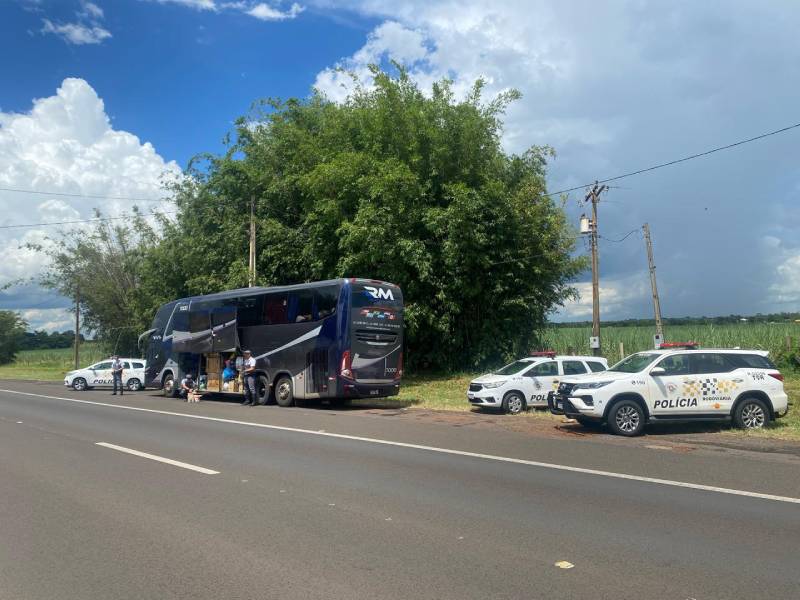 Polícia aborda ônibus vindo do Paraguai recheado de mercadorias sem nota fiscal em Santa Cruz