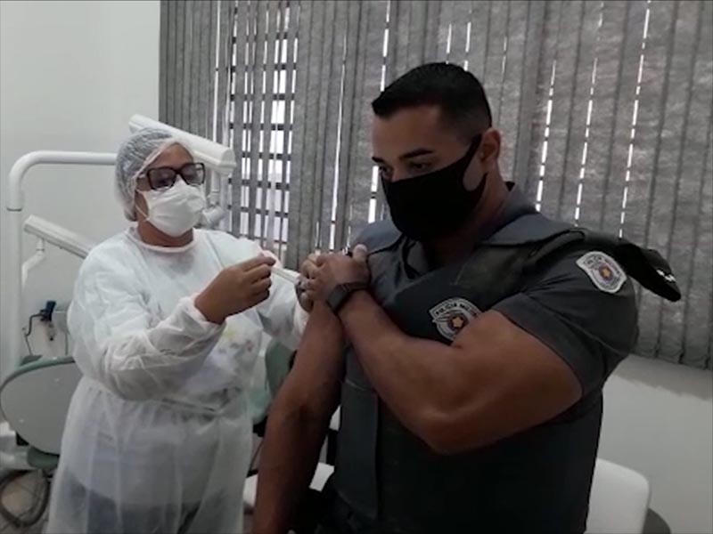 Profissionais da Segurança Pública começam a ser vacinados em Paraguaçu e região