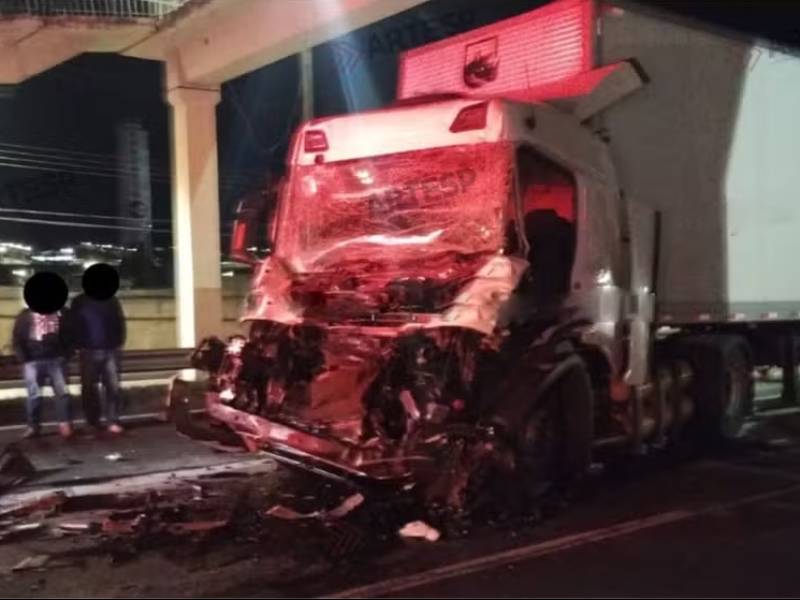 Motorista morre após bater em carreta carregada com toneladas de açúcar na SP-225