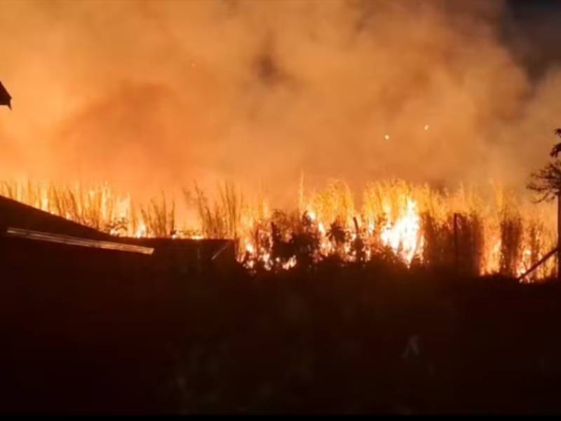 Um incêndio  atingiu uma área militar na noite desta segunda-feira (11),  em Lins