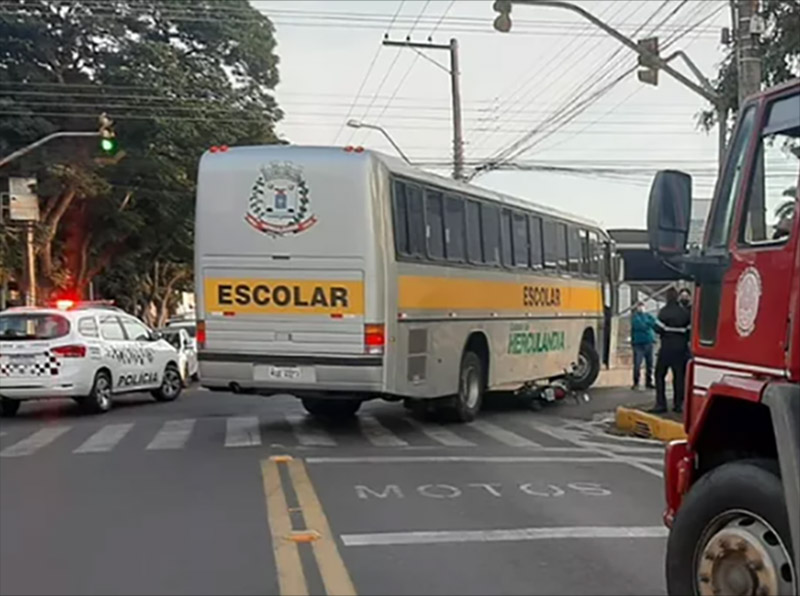 Motociclista fica ferido após moto parar debaixo de ônibus escolar em Tupã