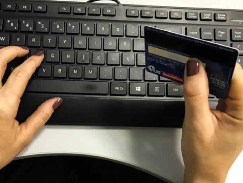 Juros do cartão de crédito pesam mais para famílias em fevereiro