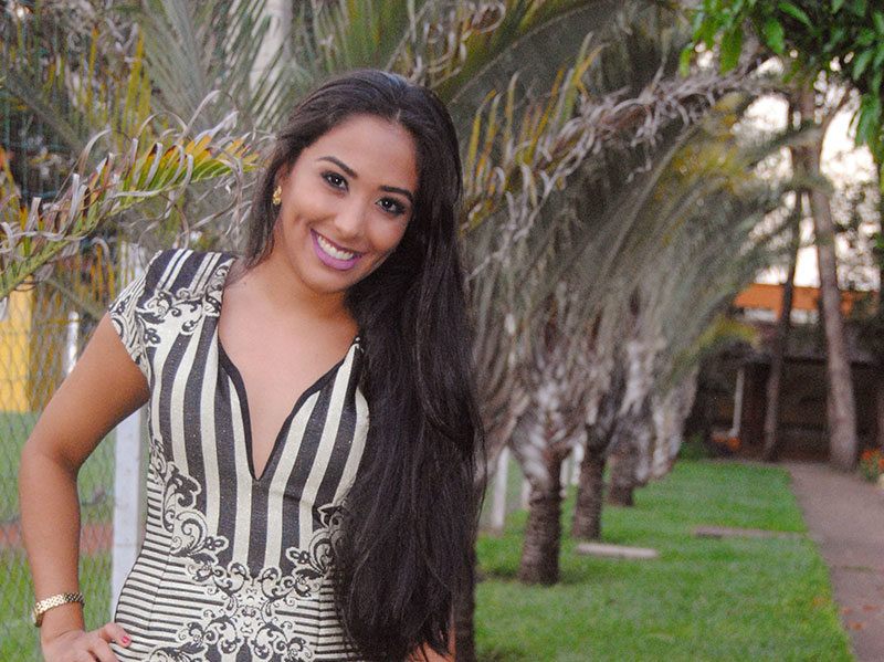 Comissária de bordo, Júlia Oliveira esbanja beleza em terra e céu