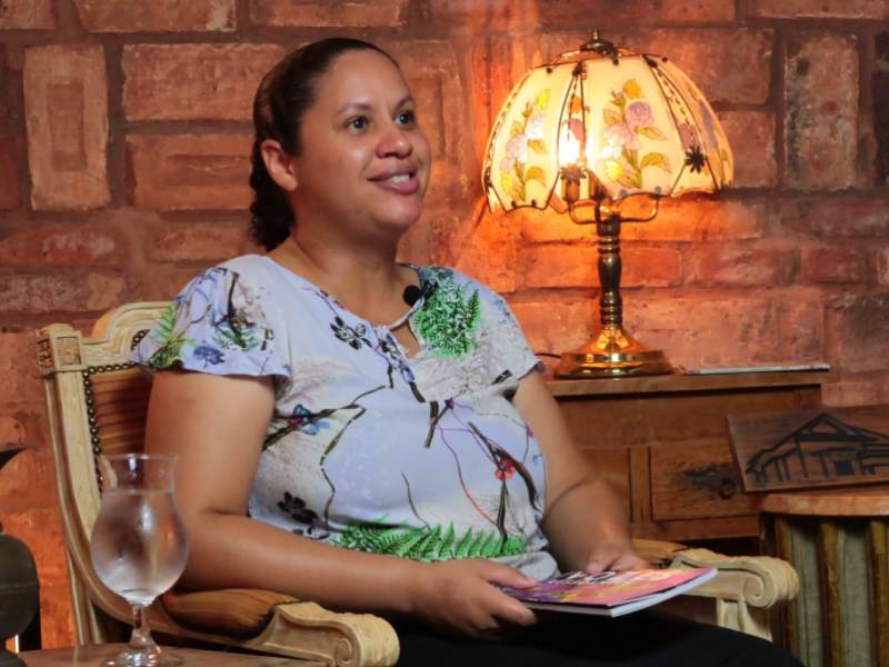 Casos & Causos: Conheça a trajetória da escritora Ana Santiago