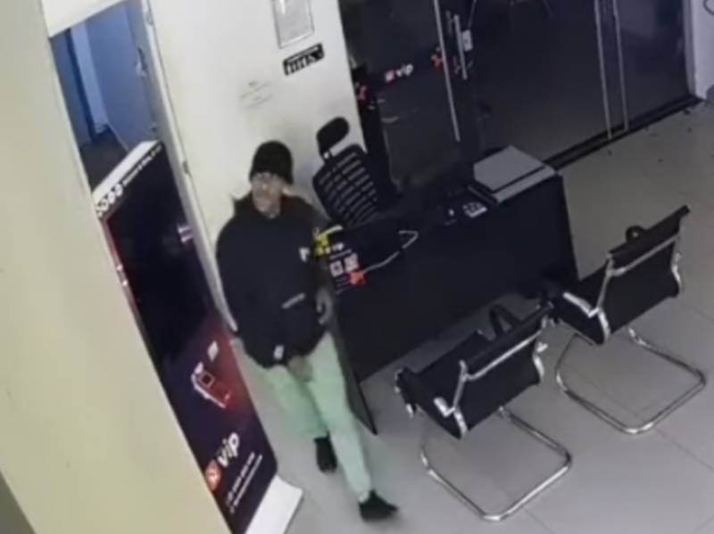 Câmeras de segurança flagram momento em que criminoso invade estabelecimento comercial em Paraguaçu