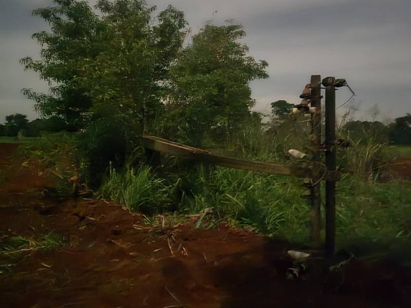 Em Rancharia, trator atinge postes na área rural e causa interrupção de energia para 800 clientes