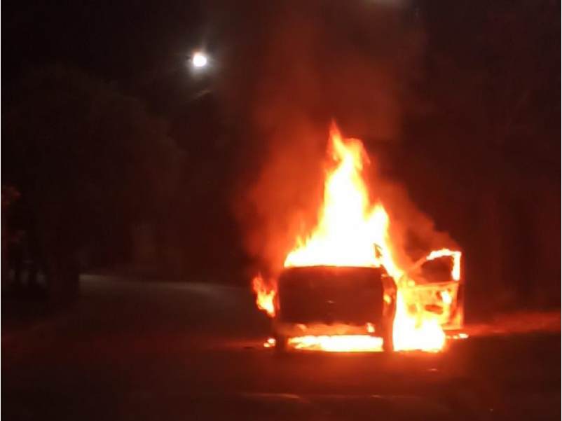 Carro é consumido pelas chamas em via pública no bairro Mário Covas, em Paraguaçu Paulista