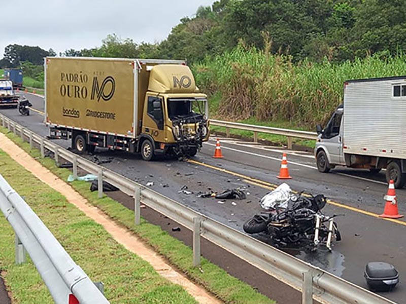 Motociclista morre após bater de frente com caminhão durante ultrapassagem entre Marília e Assis