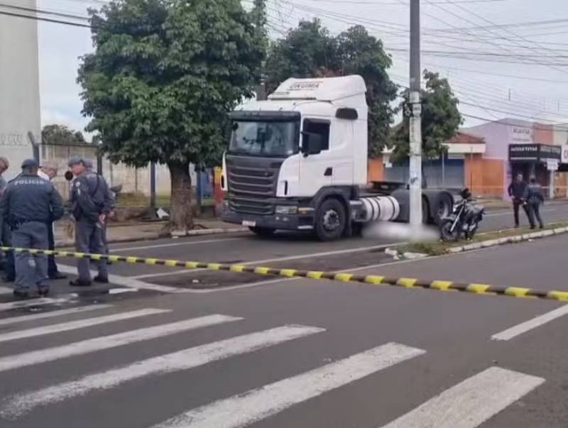 Motociclista morre após se envolver em acidente com caminhão no interior de SP