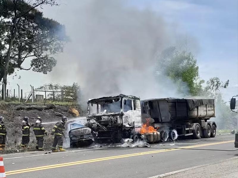 Carro e carreta pegam fogo após batida e jovem morre em rodovia de Bofete
