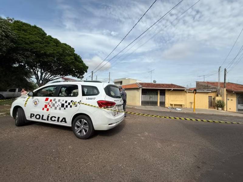 Homem que matou a ex a facadas quando ela chegava ao trabalho é morto em confronto com a PM