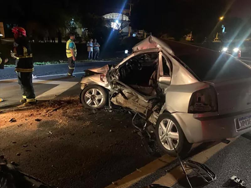 Casal e criança ficam gravemente feridos após colisão entre veículos em Pompeia