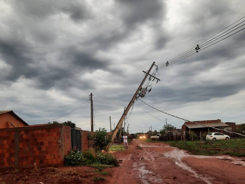 Temporal afetou mais de 200 postes na região, causando interrupção de energia em várias cidades