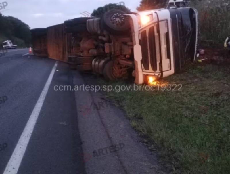 Motorista dorme ao volante e carreta com bovinos tomba em rodovia  em Martinópolis