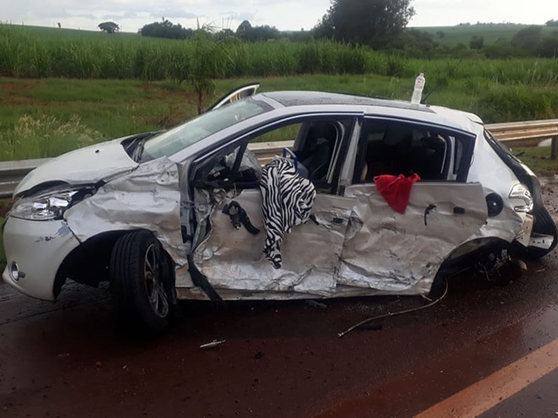 Batida entre dois carros deixa motorista ferido entre Florínea e Tarumã