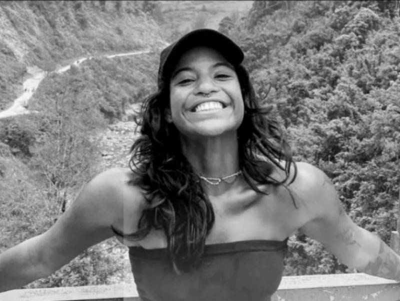 Morre brasileira que caiu em trilha de vulcão na Indonésia