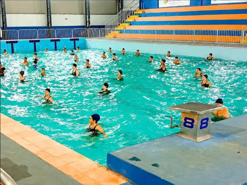 Piscina Pública retoma atividades com água aquecida e vagas abertas para novos alunos