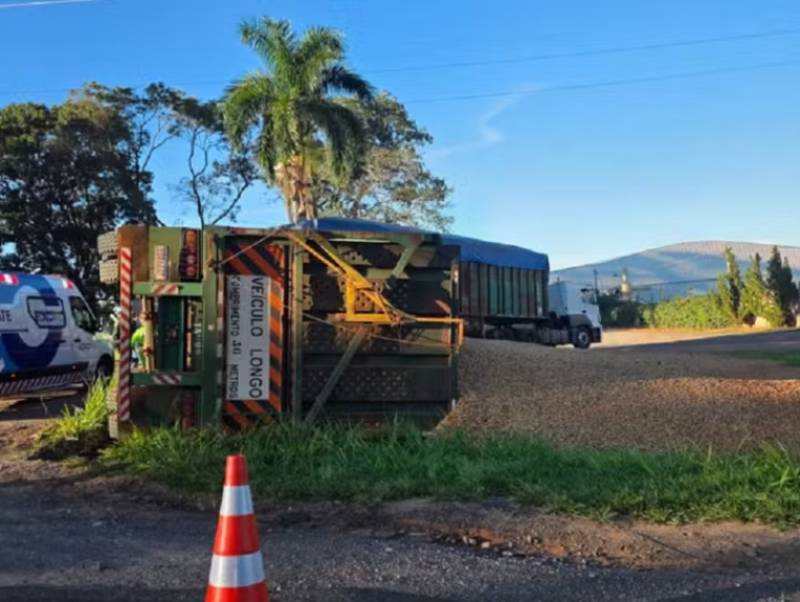 Carreta carregada com amendoim tomba às margens da SP-294 em Tupã