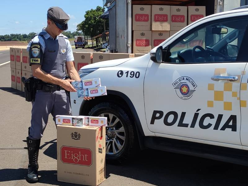 Homem é preso após ser flagrado transportando 50 caixas de cigarros em rodovia de Chavantes
