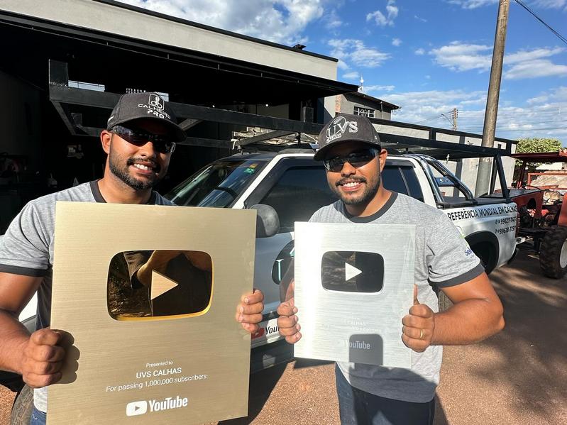 Irmãos paraguaçuenses ganham placa do Youtube após conquistar um milhão de inscritos