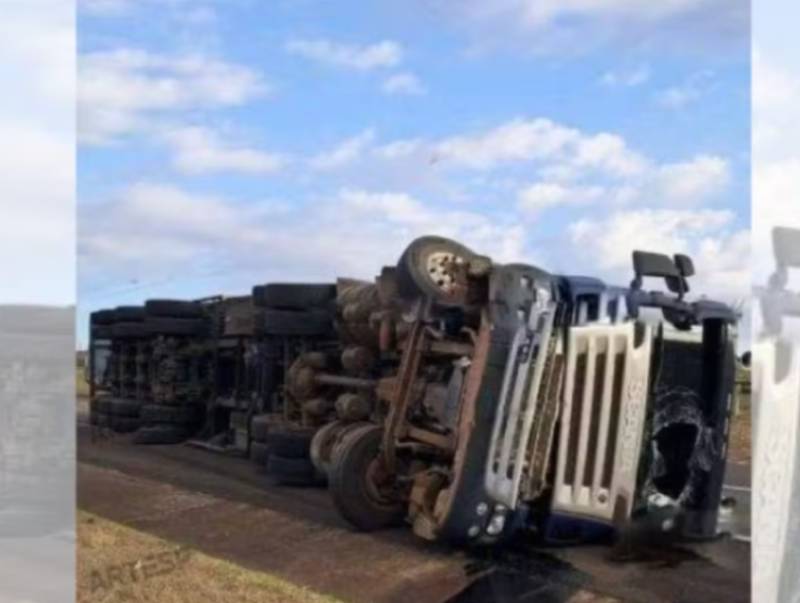 Carreta carregada com madeira tomba e interdita rodovia em Paraguaçu Paulista