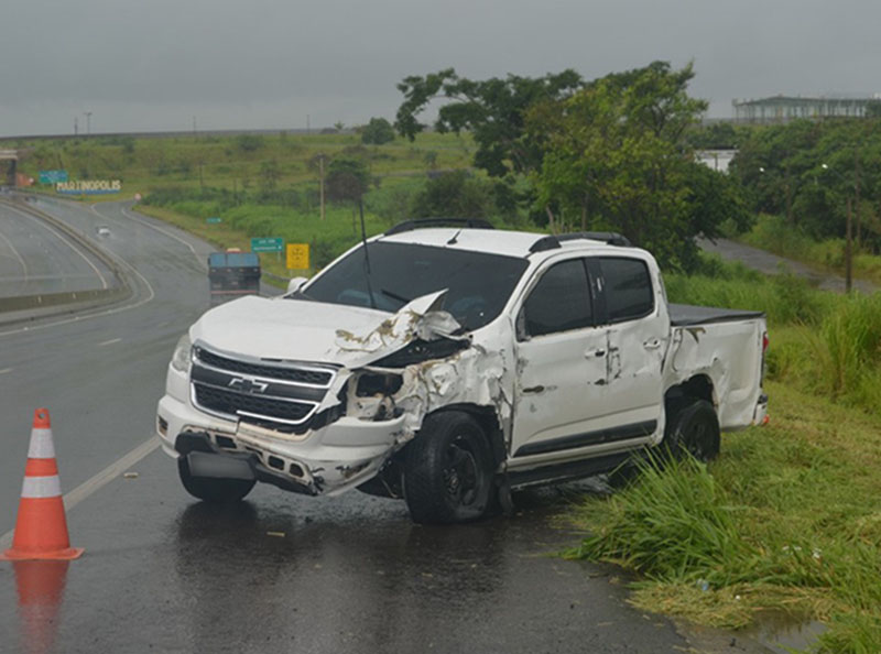 Aquaplanagem causa acidente com dois feridos na Rodovia Assis Chateaubriand, em Martinópolis