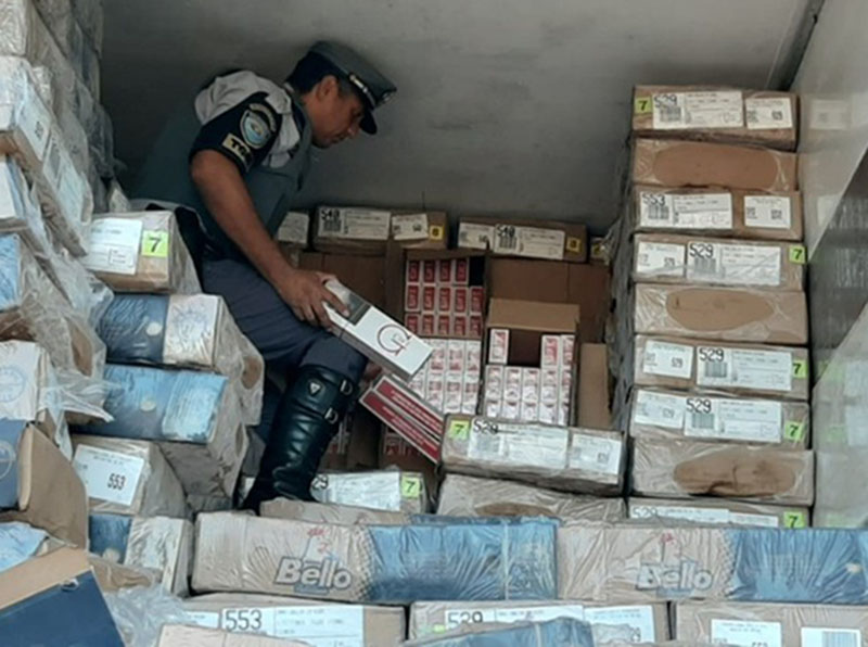 Polícia encontra cigarros contrabandeados  em meio a frangos congelados em João Ramalho