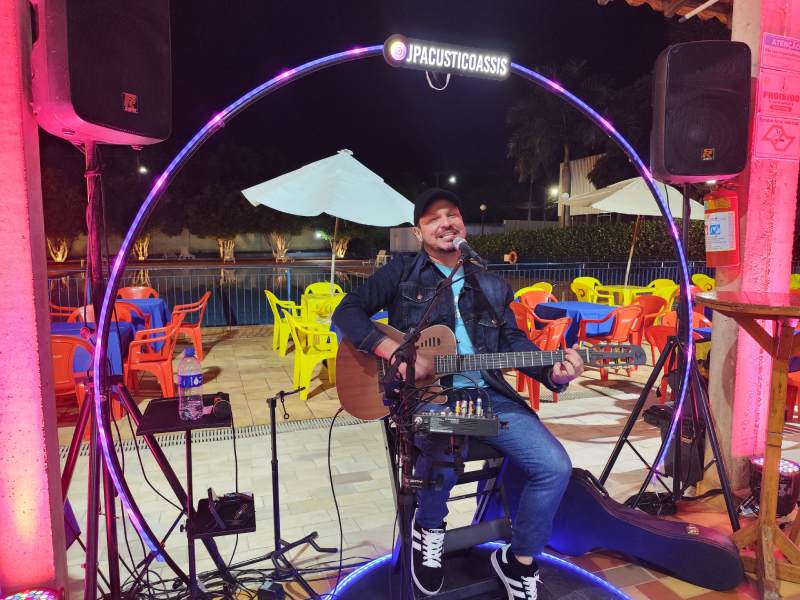No mês dos Pais, Lanchonete AFC promove Show com JP Acústico e sorteio de brindes; veja fotos
