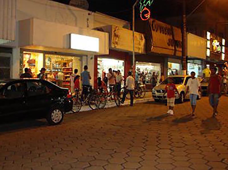Comércio de Paraguaçu atende até as 22h nesta sexta-feira, 10