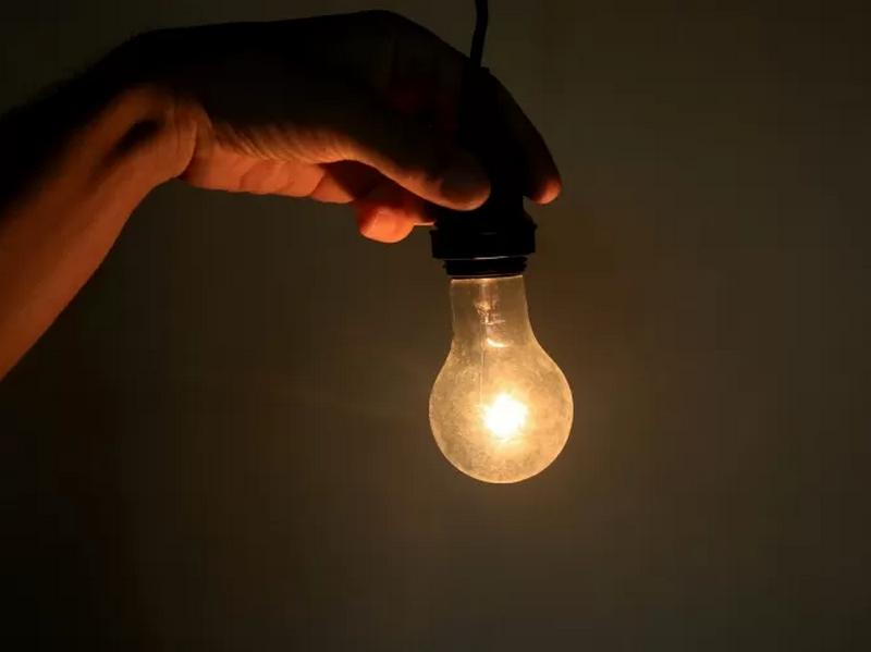 Conta de luz deve ficar mais cara em 2024, prevê Aneel