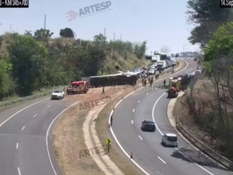Carreta com 30 toneladas de milho e ervilha enlatados tomba e interdita SP-333 em Marília