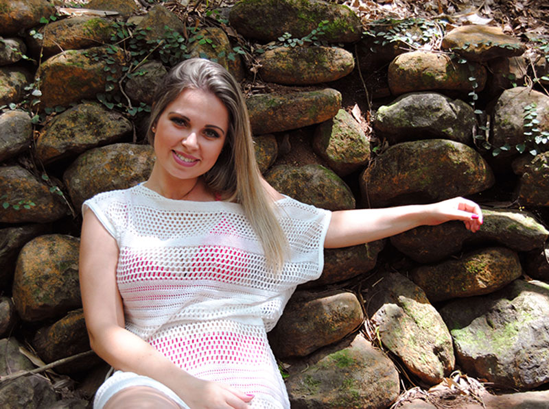 Com apenas 20 anos, Letícia Santana dá show de atitude e beleza