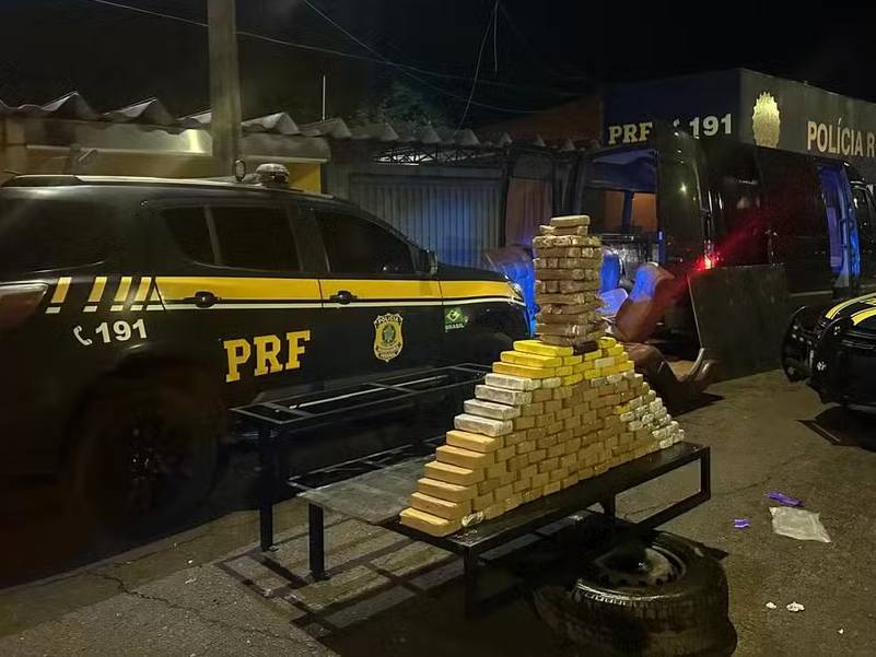 Boliviano é preso com quase 140 kg de cocaína escondidos dentro de van em Lins