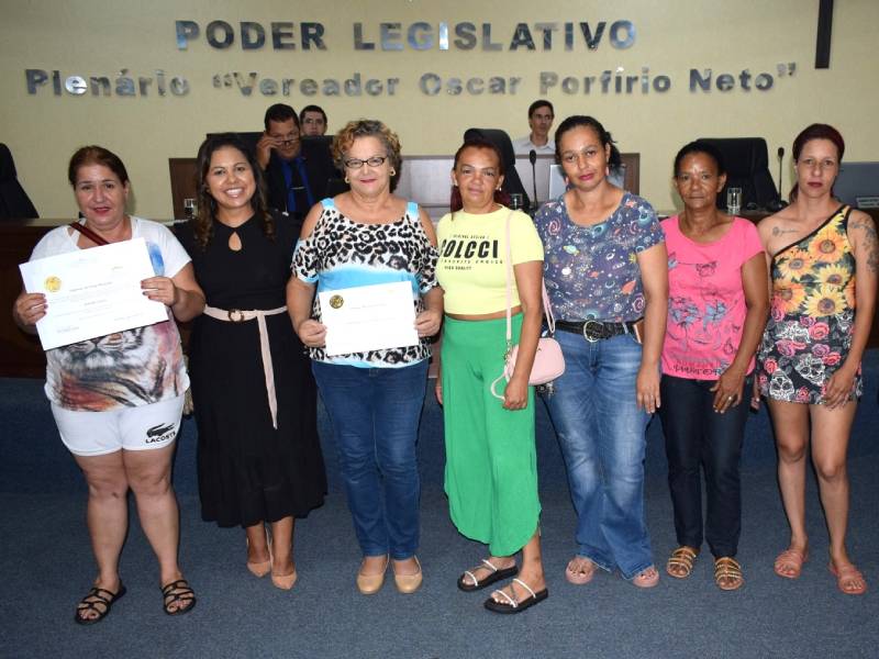 Mulheres da Coopacam recebem homenagem na Câmara
